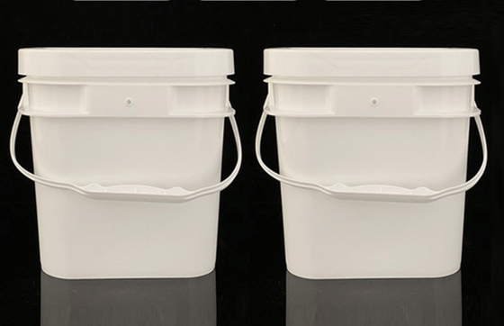 Manusear um recipiente de plástico quadrado com capacidade de 10 litros