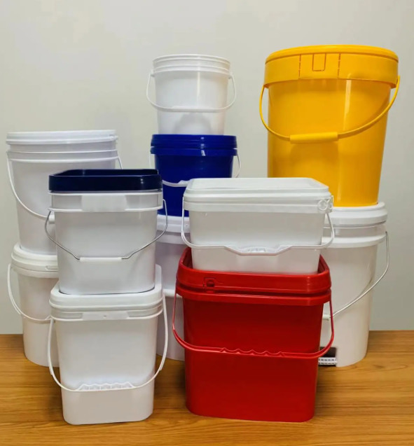 Superfície lisa 1.5mm balde de plástico com tampa de vedação e alça de metal para pintura de água alimentos revestimento químico