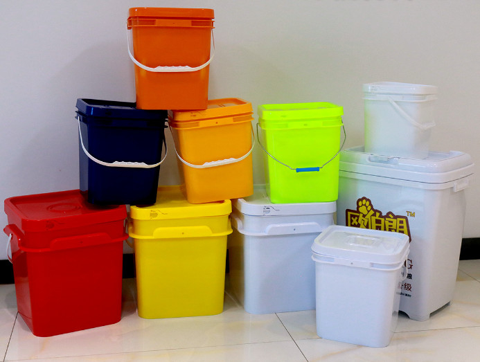 Baldes de plástico branco quadrado resistentes a produtos químicos com impressão IML para opções de armazenamento duradouro