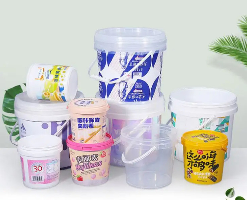 Baldes redondos de plástico de superfície lisa em várias capacidades com logotipo personalizável