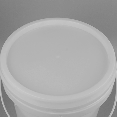 Boa vinda do OEM recipientes de armazenamento plásticos Pail With Lid branca da pintura de 9 litros