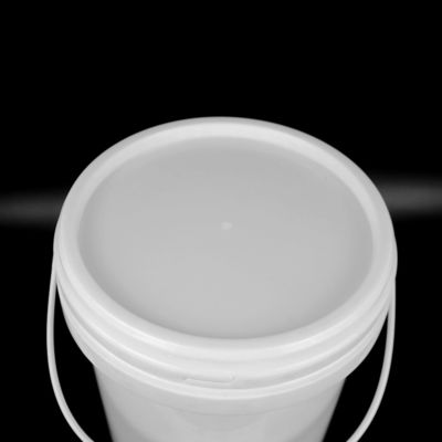 Barril pintado impermeável de um empacotamento plástico de 8 litros com tampa e punho