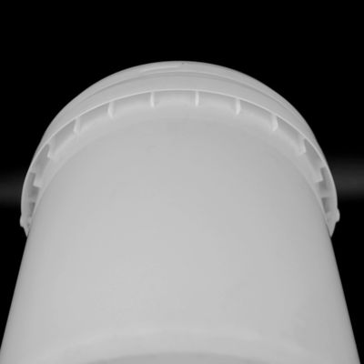 Barril pintado impermeável de um empacotamento plástico de 8 litros com tampa e punho